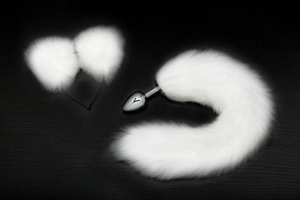 Анальная пробка Пикантные Штучки с белым хвостом и ушками, серебристая, 7 см