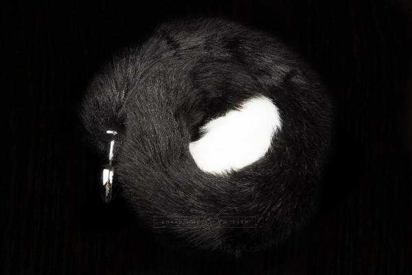 Анальная пробка Пикантные Штучки с чёрно-белым хвостом, серебристая, 6 см