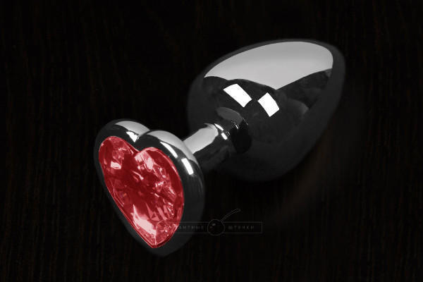 Большая анальная пробка Пикантные Штучки с рубиновым кристаллом в виде сердечка, серебристая, 8.5 см